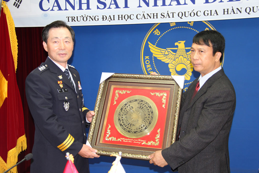 Đoàn trao tặng phẩm cho ngài chủ tịch trường Đại học Cảnh sát quốc gia Hàn Quốc